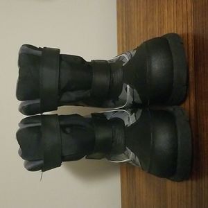 Rugged Outback black camo boots